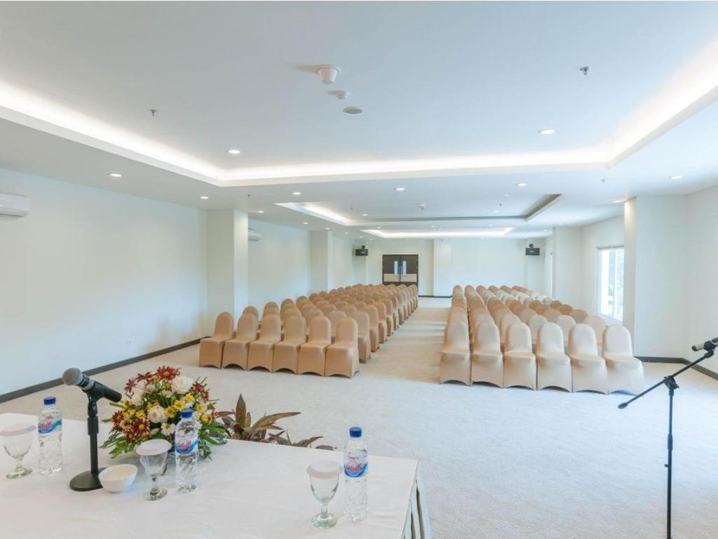Dalton Hotel Makassar Buitenkant foto