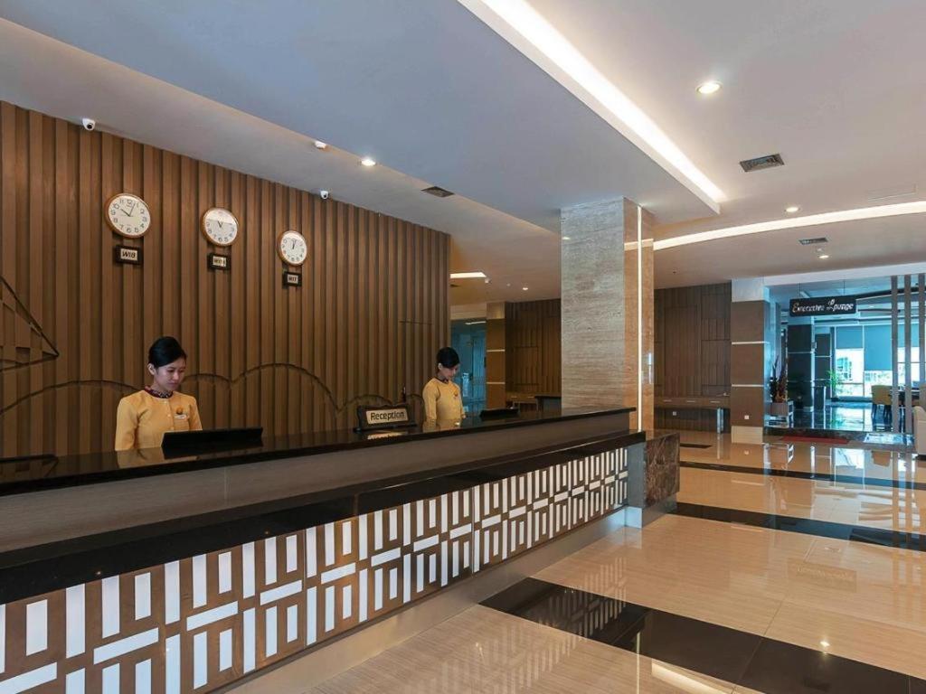 Dalton Hotel Makassar Buitenkant foto
