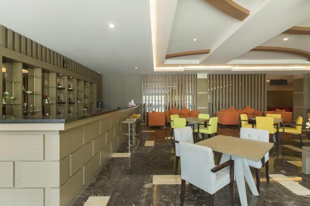 Dalton Hotel Makassar Buitenkant foto