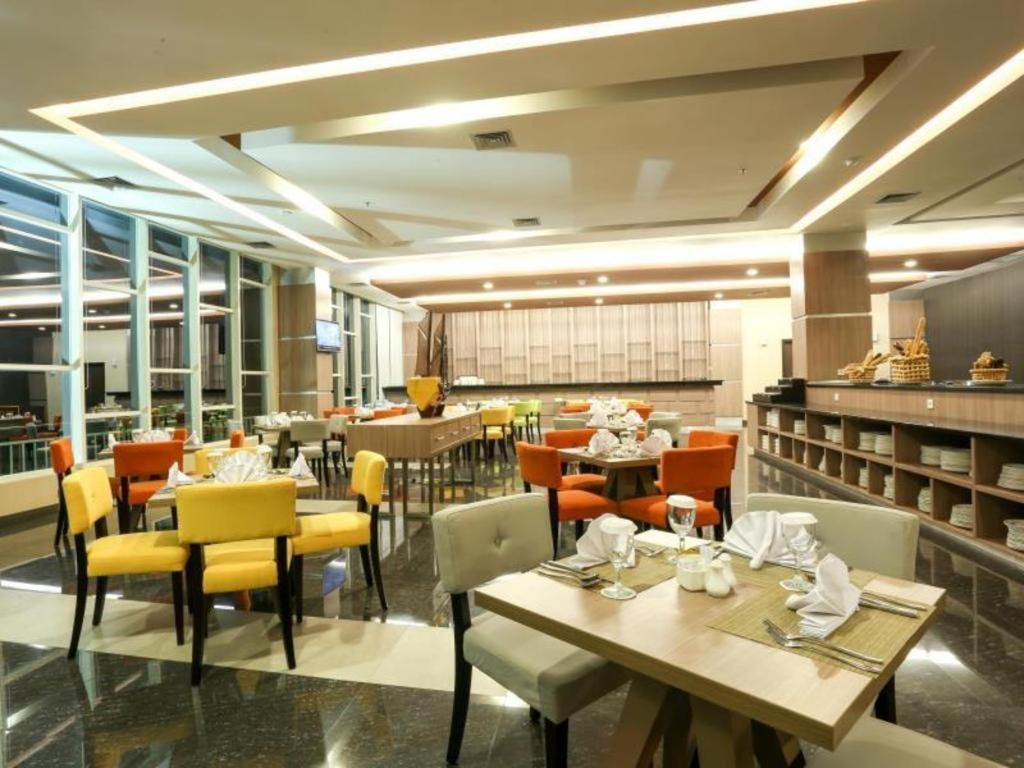 Dalton Hotel Makassar Buitenkant foto