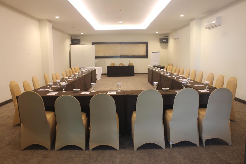 Dalton Hotel Makassar Buitenkant foto