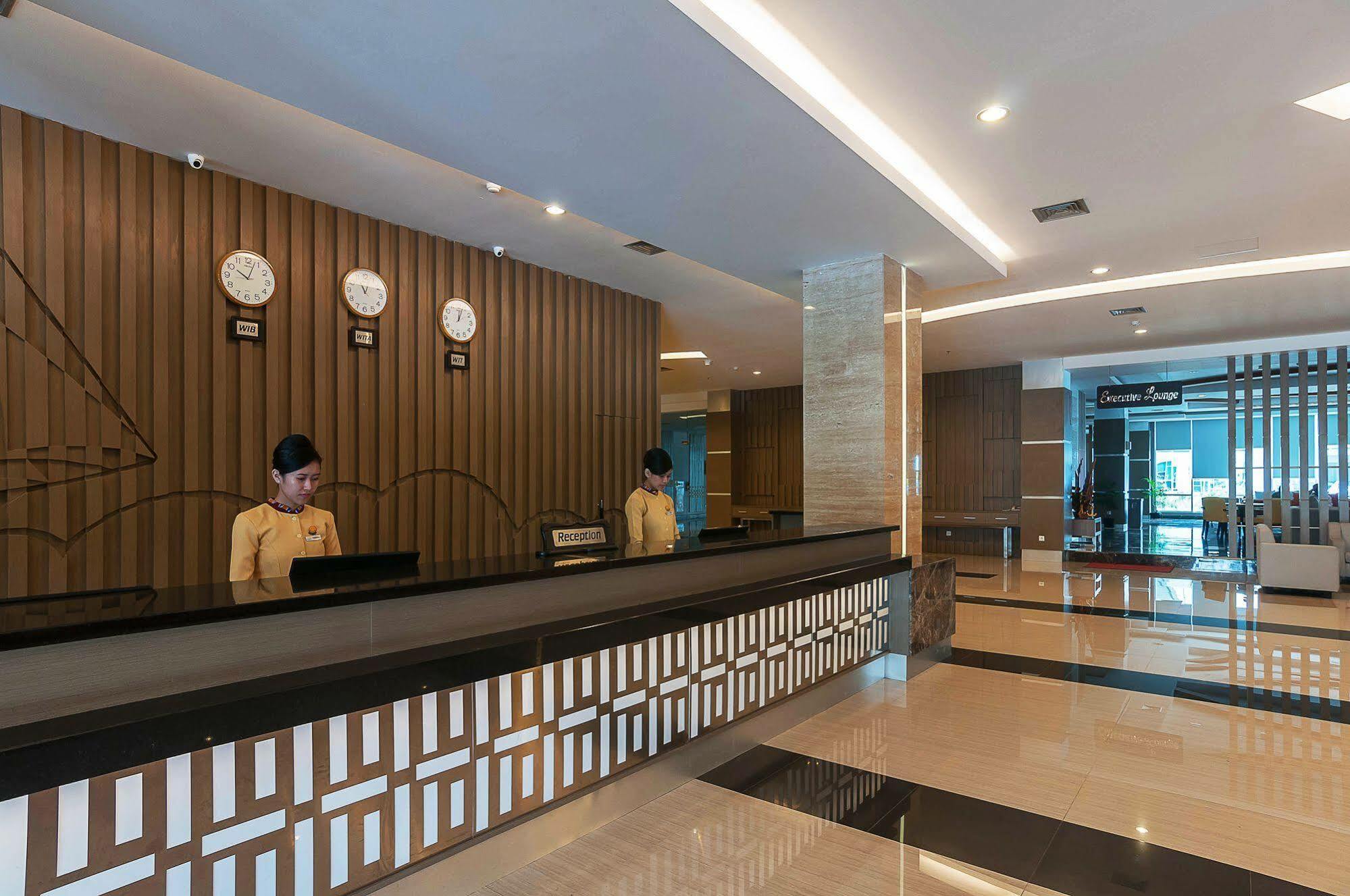 Dalton Hotel Makassar Buitenkant foto