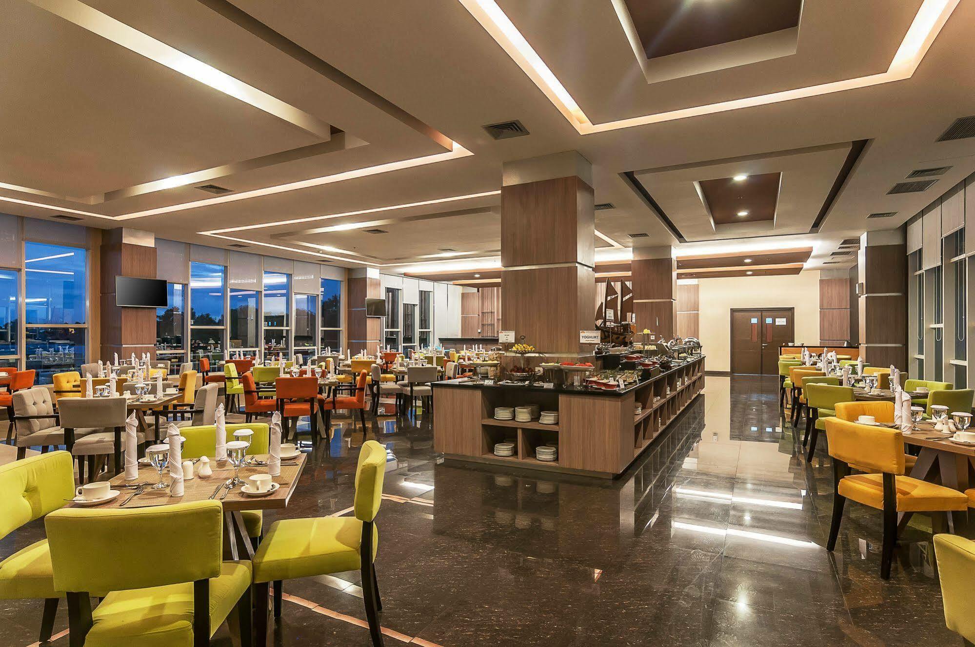 Dalton Hotel Makassar Buitenkant foto