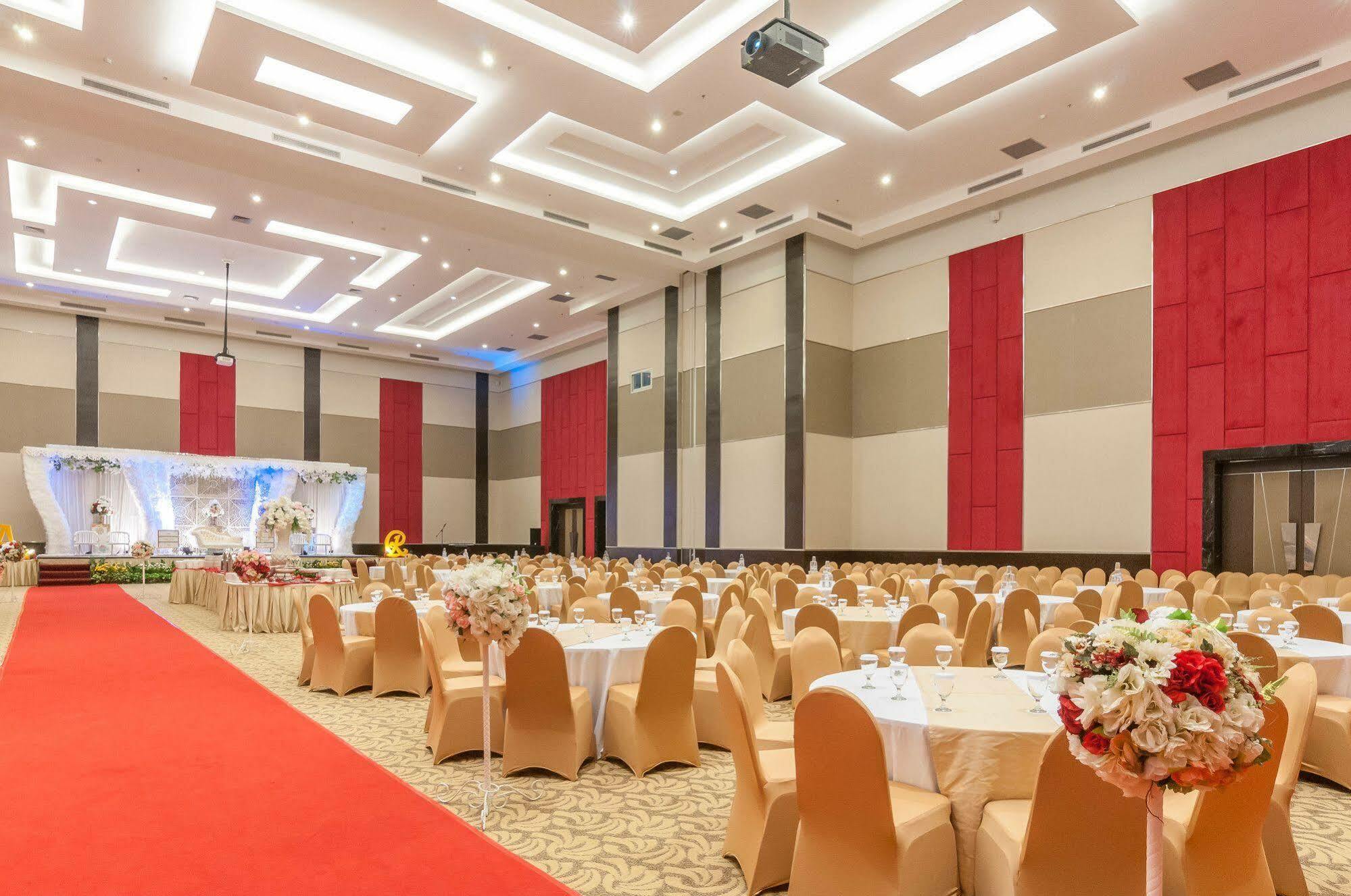 Dalton Hotel Makassar Buitenkant foto